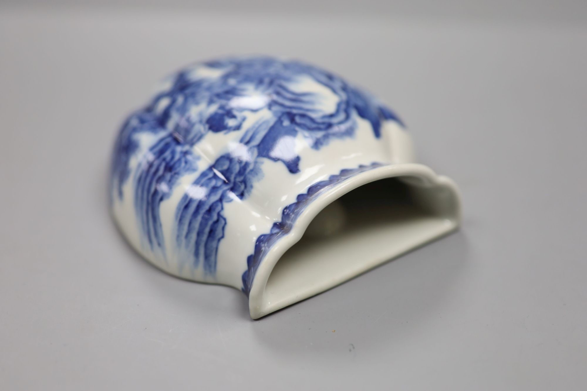 A Chinese blue and white wall pocket, length 12cm